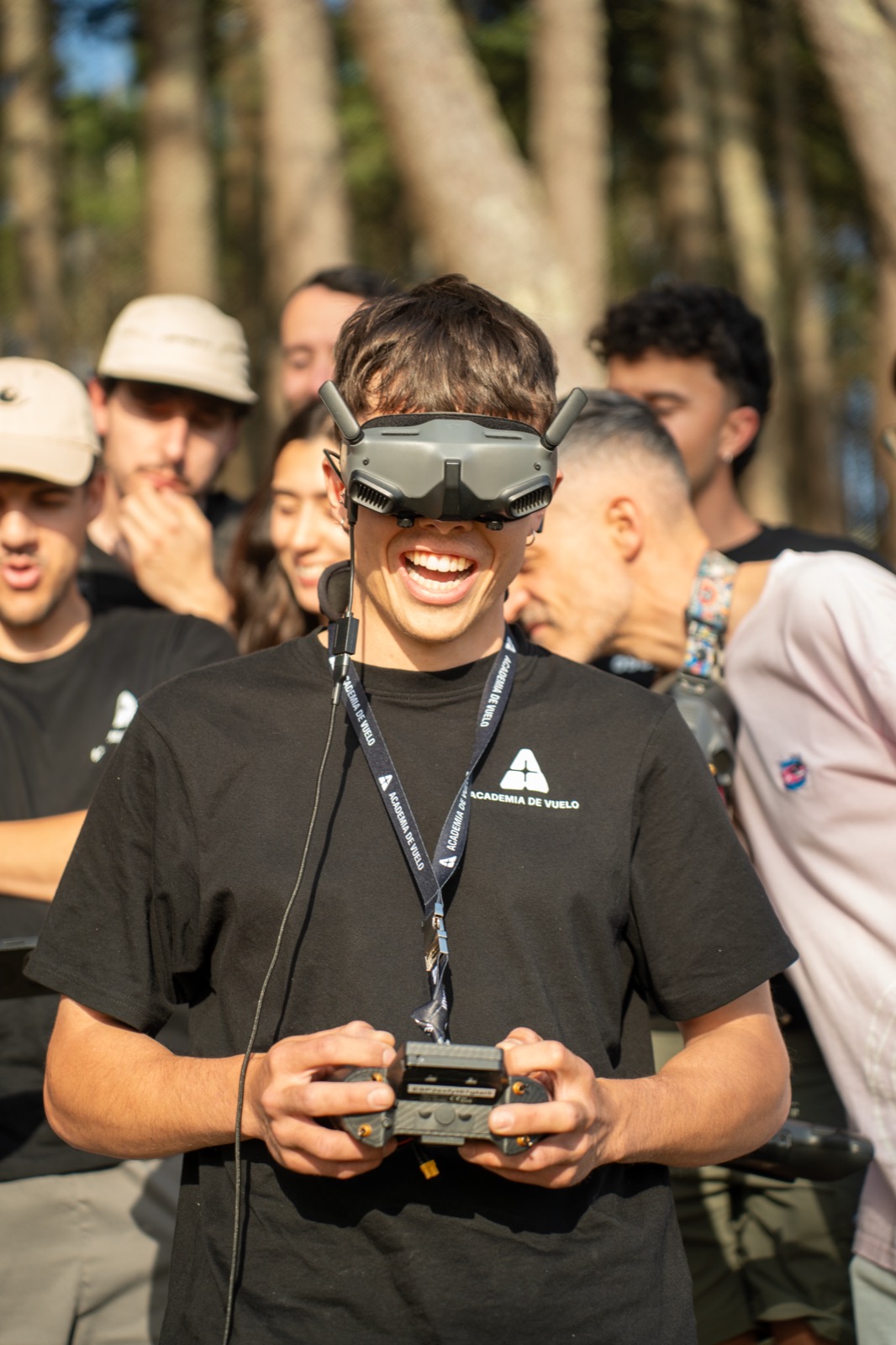 Manu Anglés con FPV goggles y camiseta Academia de Vuelo, fundador